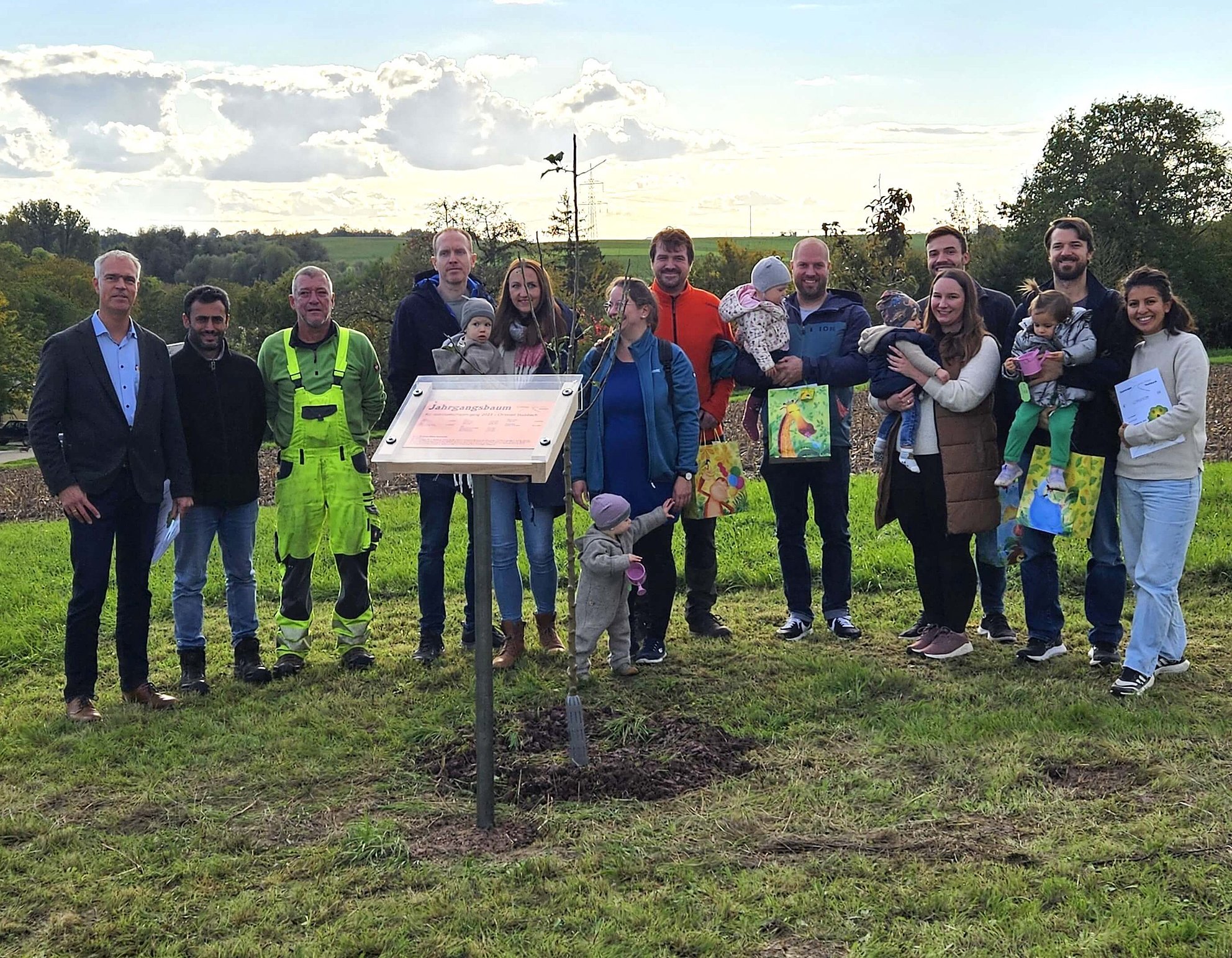 Pflanzen des Jahrgangsbaumes 2023 Gruppenbild in Stebbach