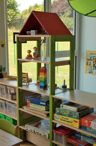 Regale mit Kinderspielzeug
