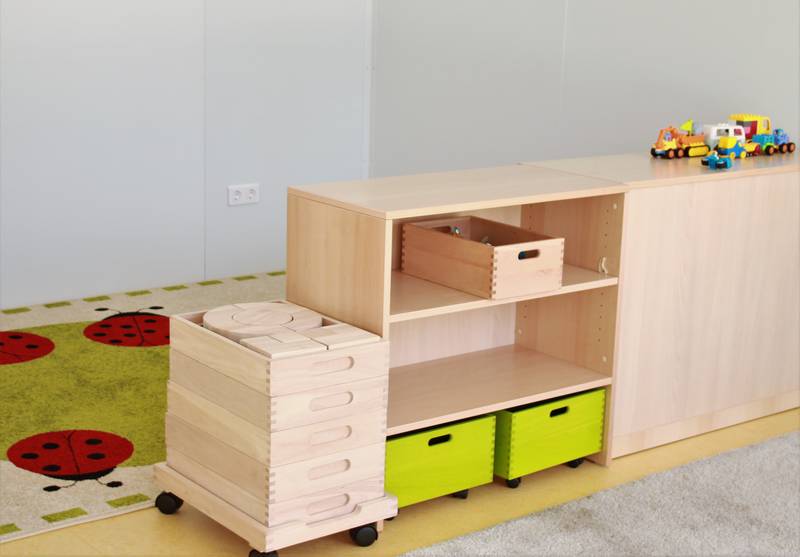 Regal mit Kinderspielzeug