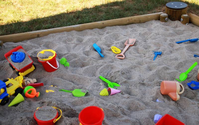 Sandkasten mit Kinderspielzeug