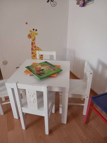 Kindertisch mit Stühlen