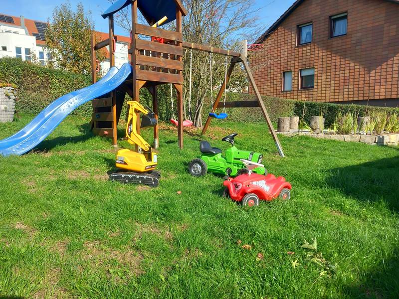 Klettergerüst mit Rutsche und Kinderspielzeug