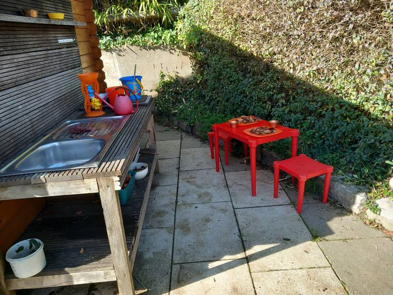 Waschbecken außen und Kindertisch