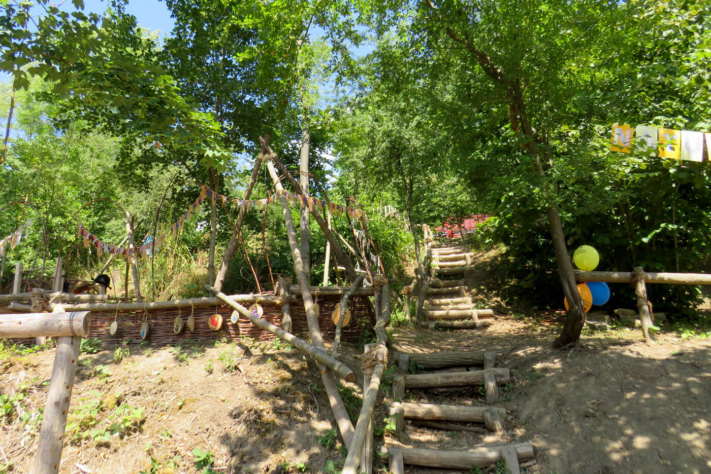 Treppenstufen aus Holz vor dem Naturkindergarten Stebbach