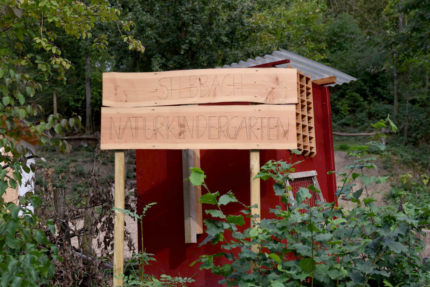 Holztschild mit der Aufschrift Stebbach Naturkindergarten