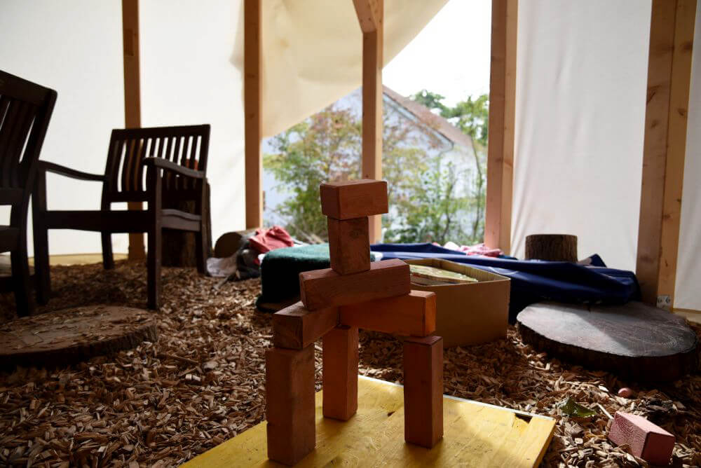 Inneneinrichtung im Zelt beim Naturkindergarten Stebbach