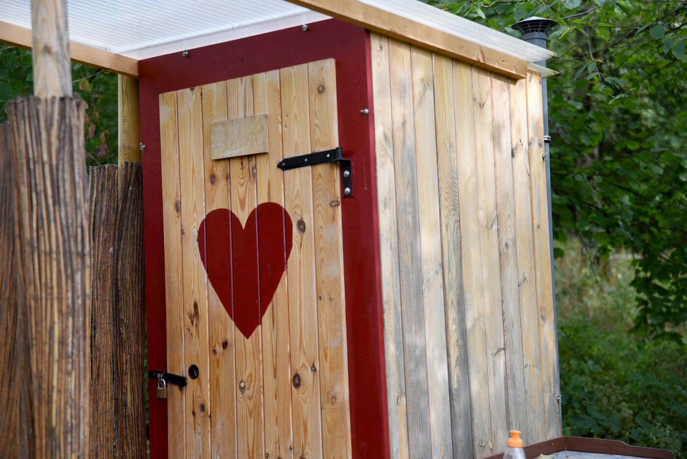 Toilettenhäuschen mit Herz beim Naturkindergarten Stebbach