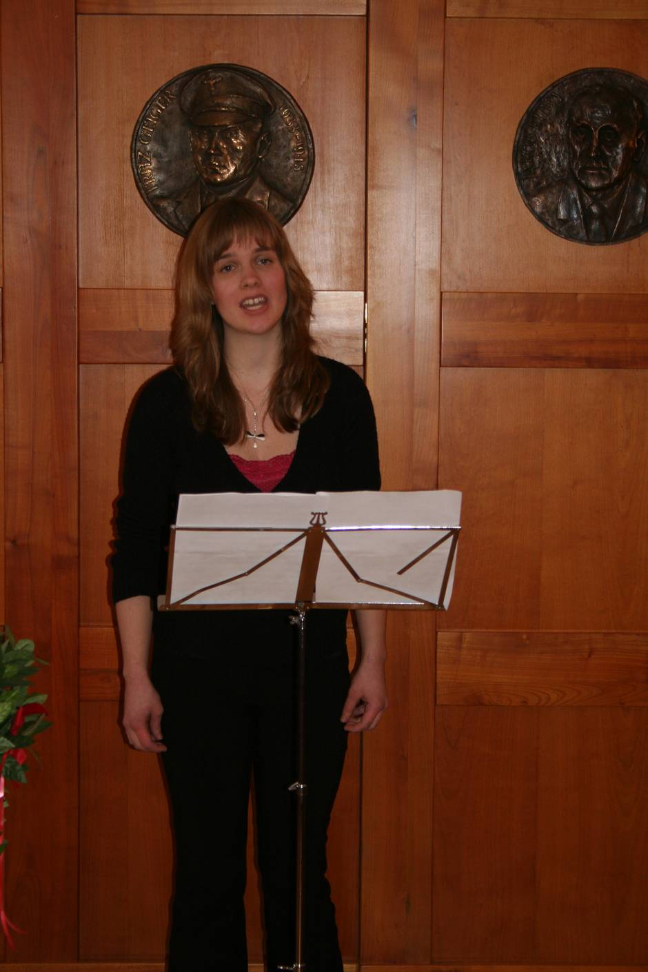 Singende junge Frau