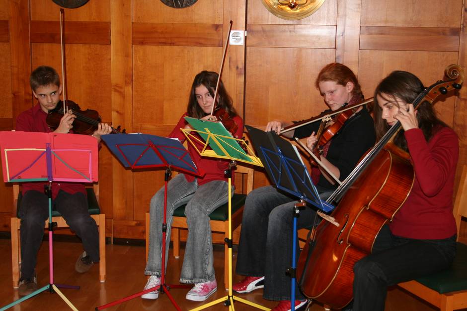 Jugendliche musizieren