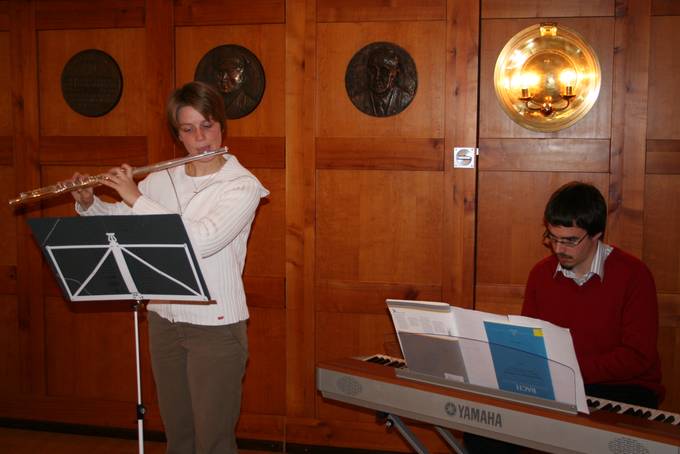 Erwachsene musizieren, Querflöte und Keyboard