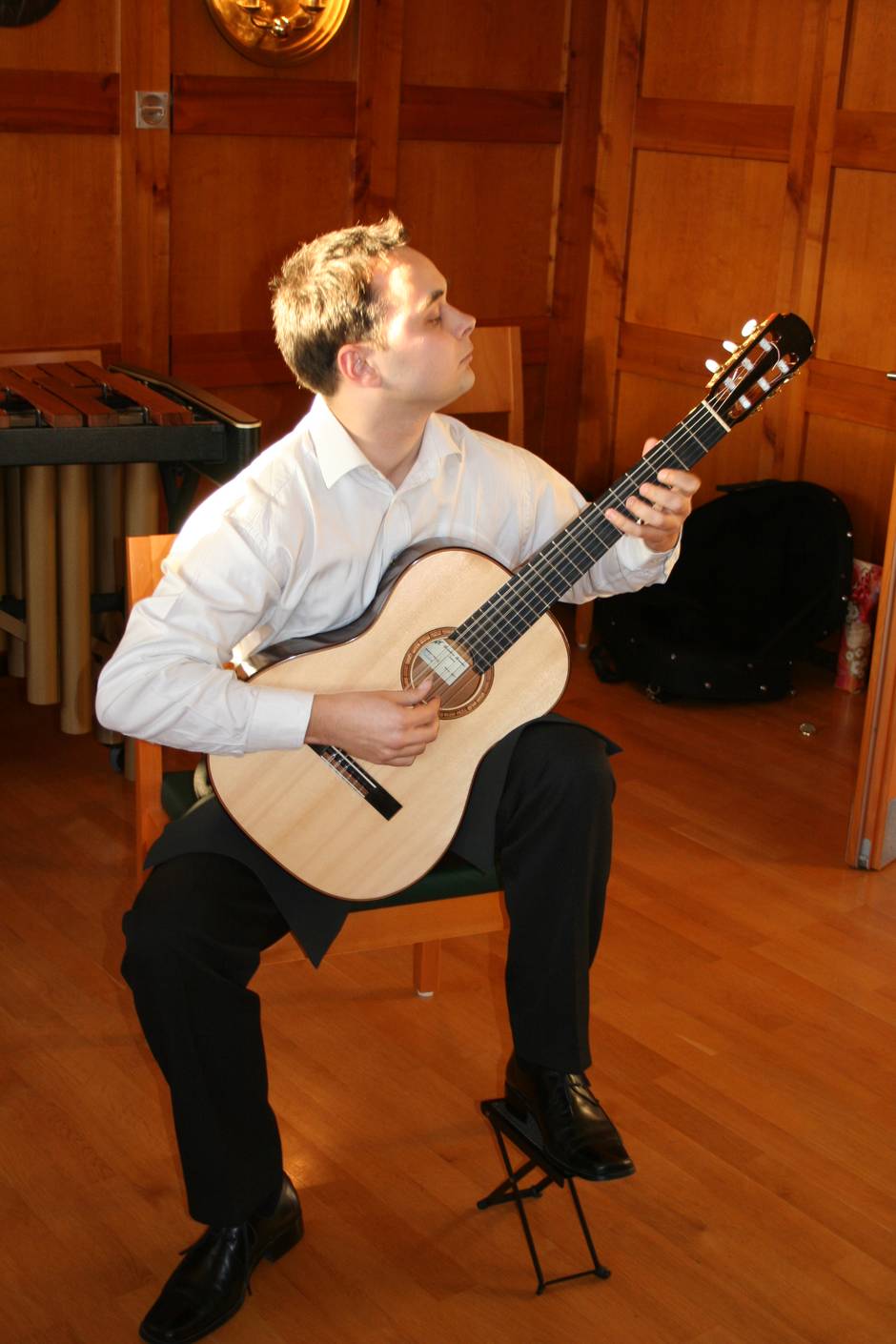 Junger Mann spielt Gitarre