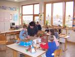 Grundschulekinder beim Kunstunterricht