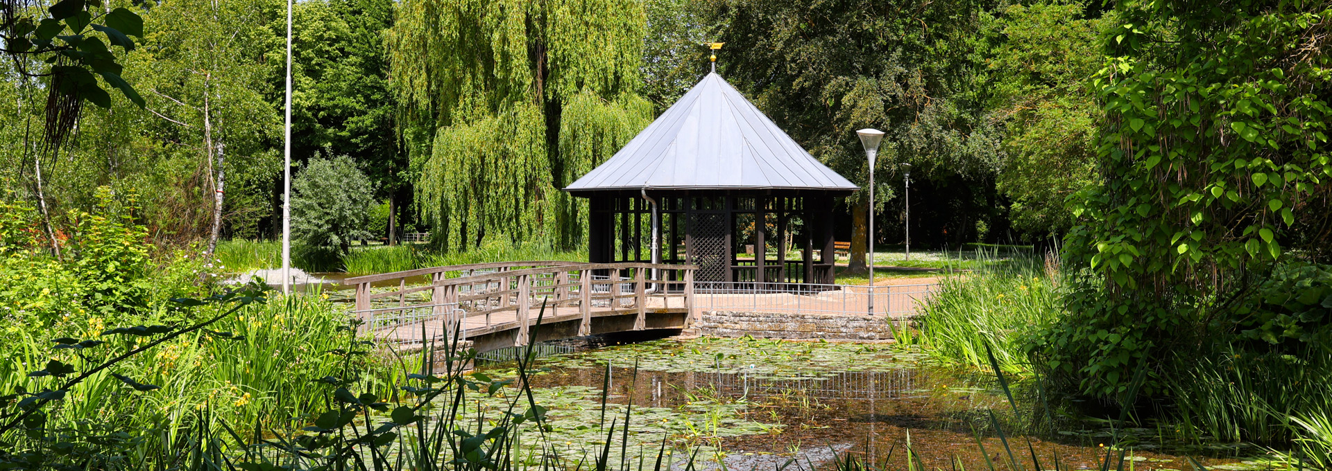 Schloßpark der Gemeinde Gemmingen mit Holzsteg über Teich